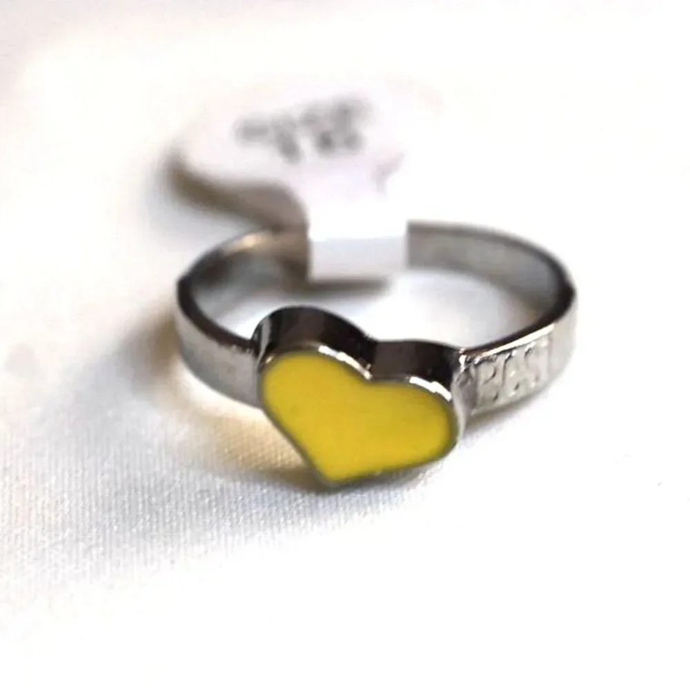 NWT Besties Trendy Yellow Enamel Silver Tone Metal Heart Size 9 Casual Ring
